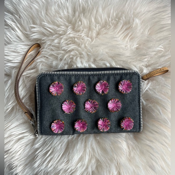 Vera Bradley Wristlet. - Picture 1 of 5